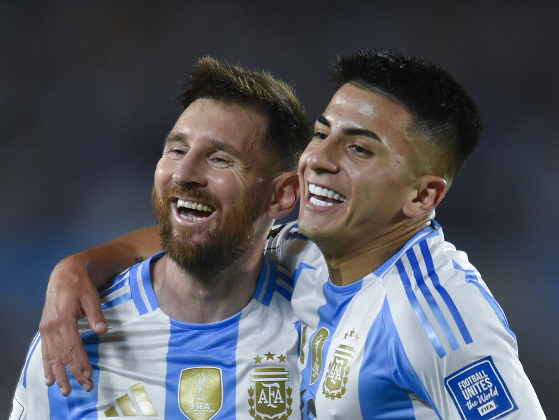 Lionel Messi a Thiago Almada v drese Argentíny