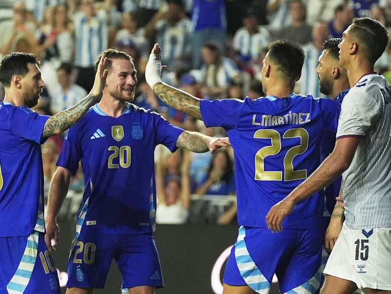 Tešiaci sa hráči Argentíny - vľavo Lionel Messi, Alexis Mac Allister a Lautaro Martínez