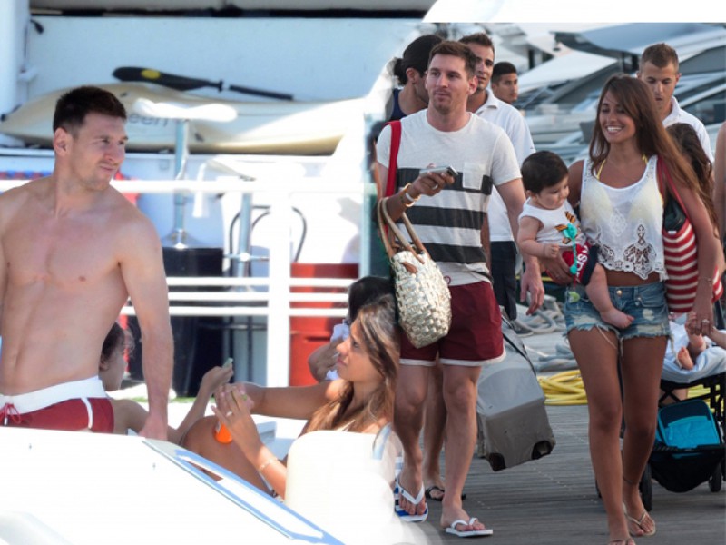 Messi so svojou priateľkou i synom na Ibize
