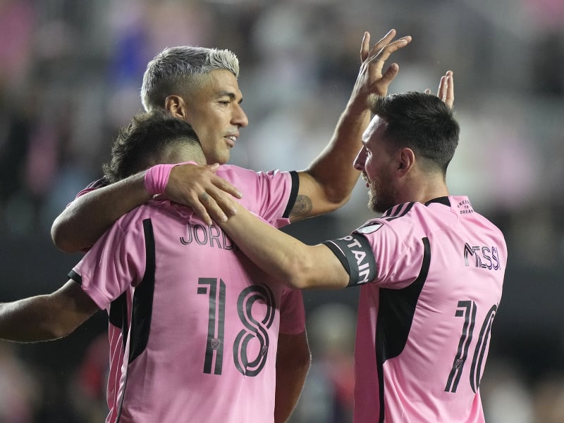 Jordi Alba )vľavo), Luis Suárez a Lionel Messi (vpravo) oslavujú gól