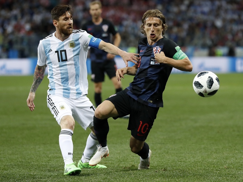 Lionel Messi a Luka Modrič v súboji o loptu
