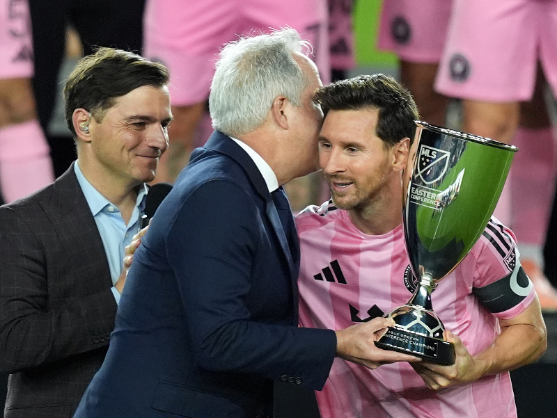Klubový majiteľ Jorge Mas a Lionel Messi s trofejou