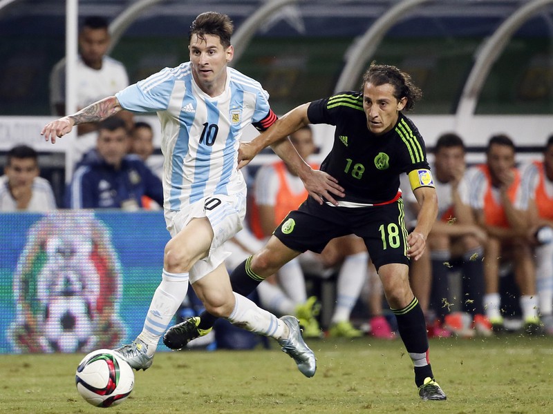 Lionel Messi v zápase s Andresom Guardadom