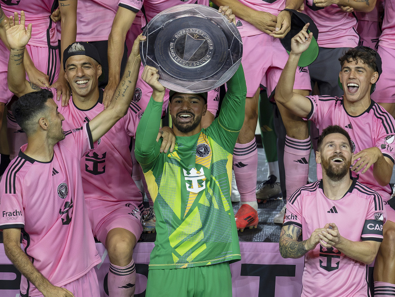 Hráči Inter Miami oslavujú víťazstvo základnej časti MLS, trofej zdvíha nad hlavu brankár Drake Callender