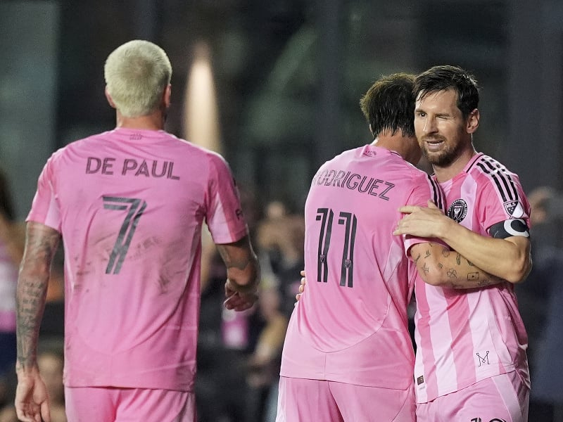 Lionel Messi so spoluhráčmi oslavuje gól