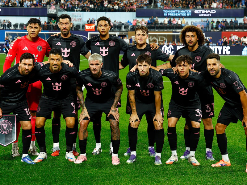 Hráči Interu Miami pred zápasom MLS, vľavo dole Lionel Messi