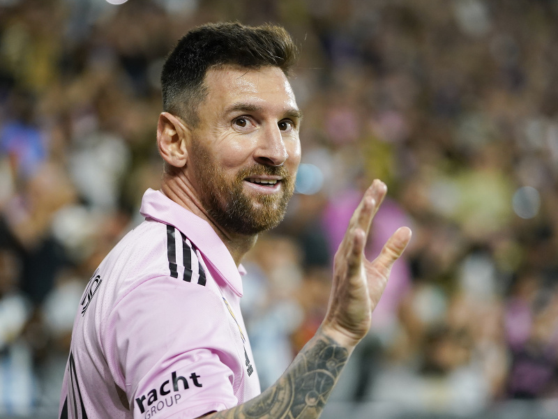 Lionel Messi rozdáva úsmevy divákom