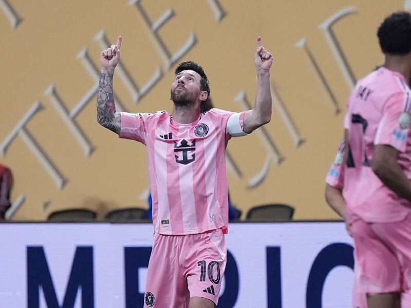 Lionel Messi oslavuje víťazný gól v súboji s FC Porto
