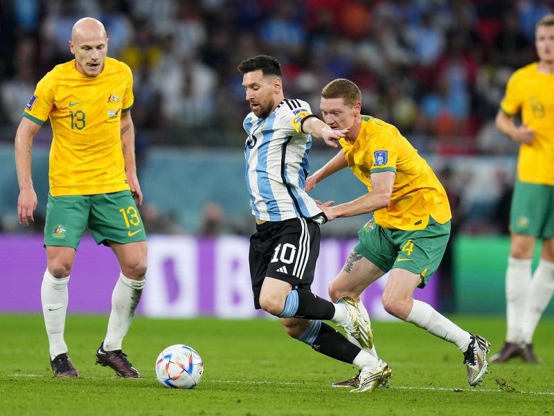 Lionel Messi v súboji s futbalistami Austrálie