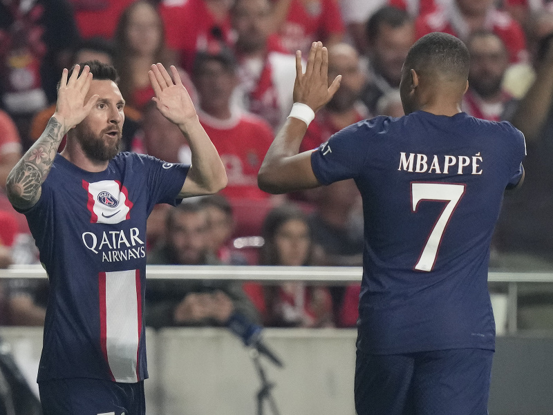 Lionel Messi a Kylian Mbappé oslavujú gól