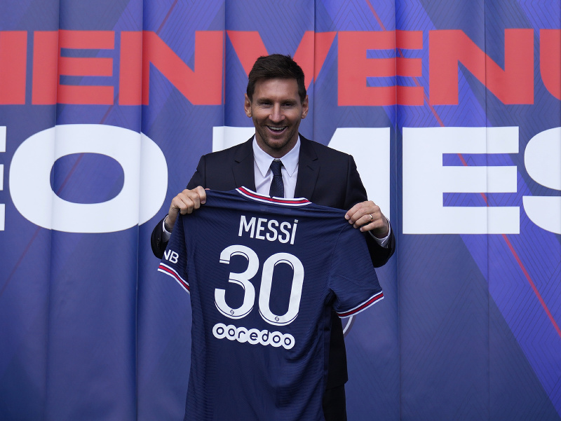 Argentínsky futbalista Lionel Messi pózuje so svojím dresom po tlačovej konferencii na štadióne Parc des Princes v Paríži 11. augusta 2021