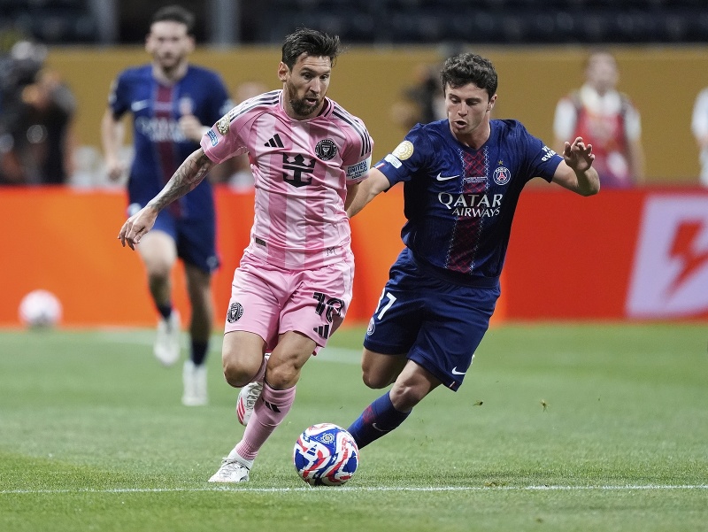 Lionel Messi a Joao Neves v súboji o loptu