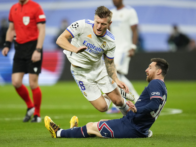 Toni Kroos a Lionel Messi v súboji