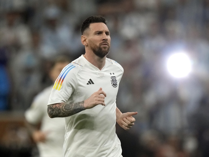 Lionel Messi sa rozcvičuje pred finálovým súbojom s Francúzskom