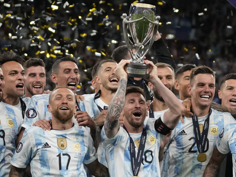Lionel Messi dvíha nad hlavu trofej po výhre v zápase tretej edície oficiálneho súboja úradujúcich majstrov Európy a Južnej Ameriky Taliansko - Argentína na londýnskom štadióne Wembley