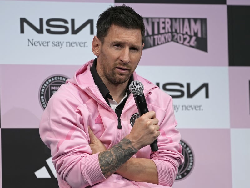 Argentínsky futbalista Lionel Messi z amerického klubu Inter Miami počas tlačovej konferencie v Tokiu v utorok 6. februára 2024. 
