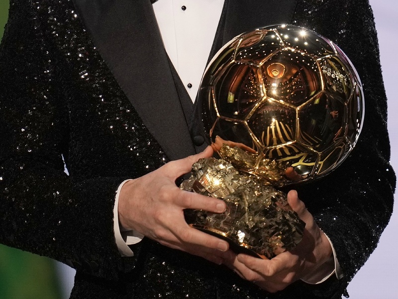 Argentínsky futbalový útočník Lionel Messi z Paríža Saint-Germain sa stal víťazom Zlatej lopty 2021