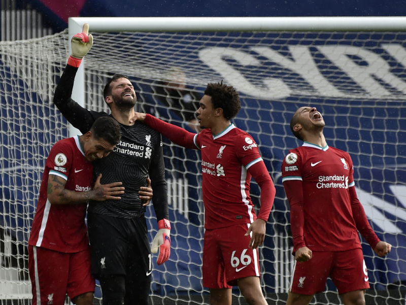 Alisson oslavuje gól Liverpoolu