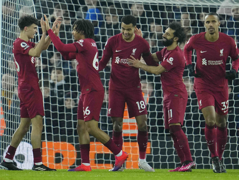 Hráč Liverpoolu Cody Gakpo (uprostred) oslavuje gól