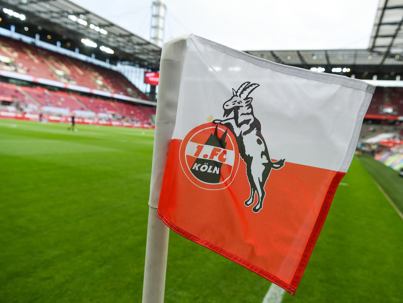 Na archívnej snímke zástavka s logom nemeckého klubu 1. FC Kolín 