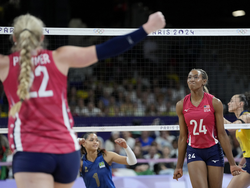 Kathryn Plummerová (22) a Chiaka Ogboguová (24)