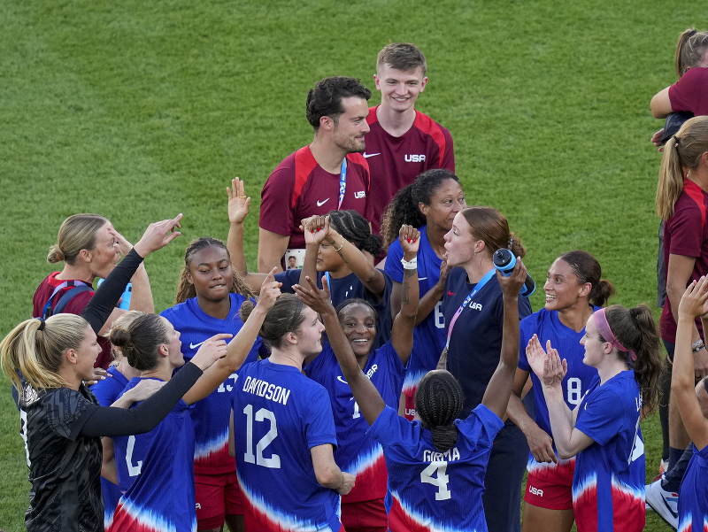 Americké futbalistky sa tešia po výhre vo finále