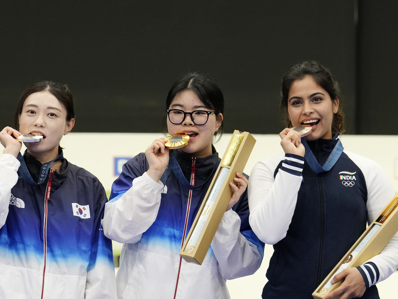 Oh Je-džin sa raduje po zisku olympijského zlata, po jej bokoch Kim Je-dži a Manu Bhakerová
