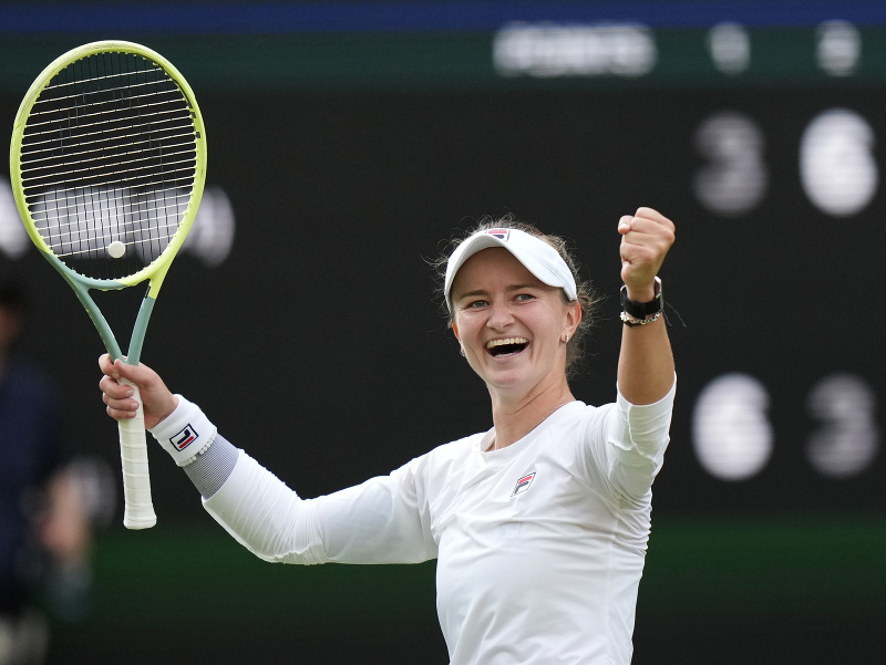 Barbora Krejčíková oslavuje postup do finále Wimbledonu