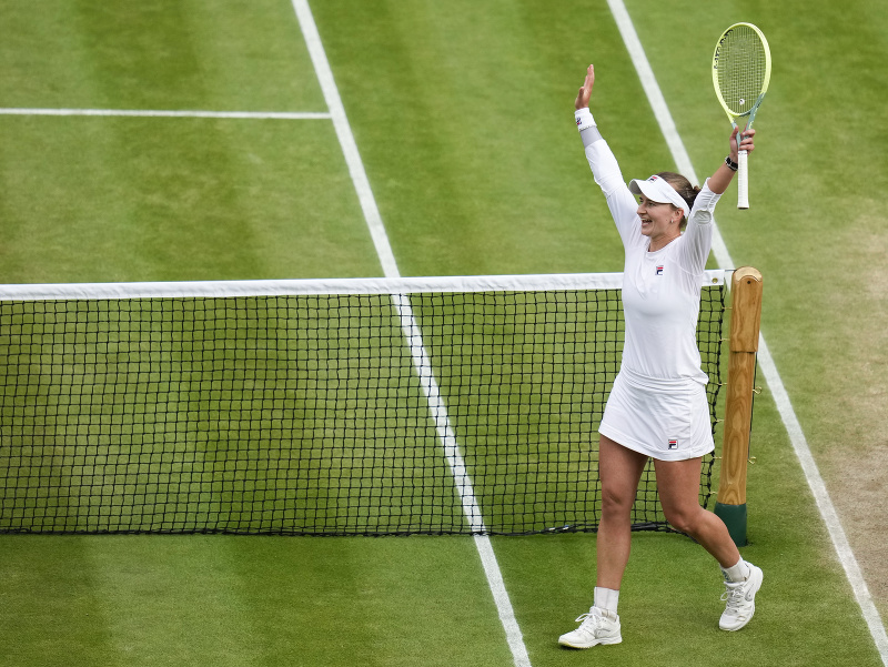 Barbora Krejčíková oslavuje postup do finále Wimbledonu