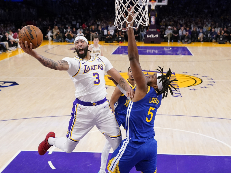 Anthony Davis z LA Lakers útočí na kôš Golden State