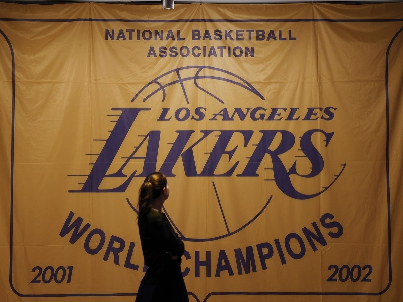 Pohľad na banner, ktorý pripomína tituly Los Angeles Lakers 