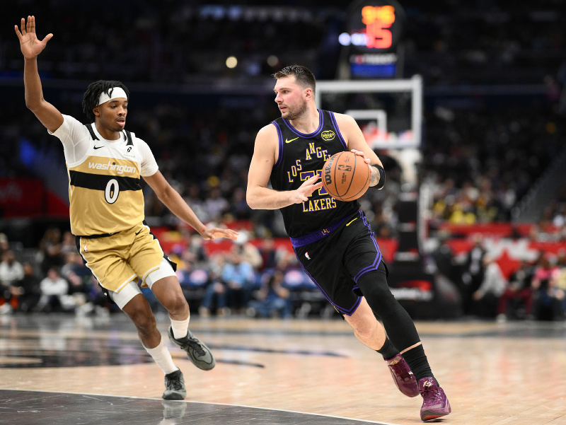 Luka Dončič (vpravo) v súboji s Bilalom Coulibalym (vľavo) z Washingtonu Wizards 