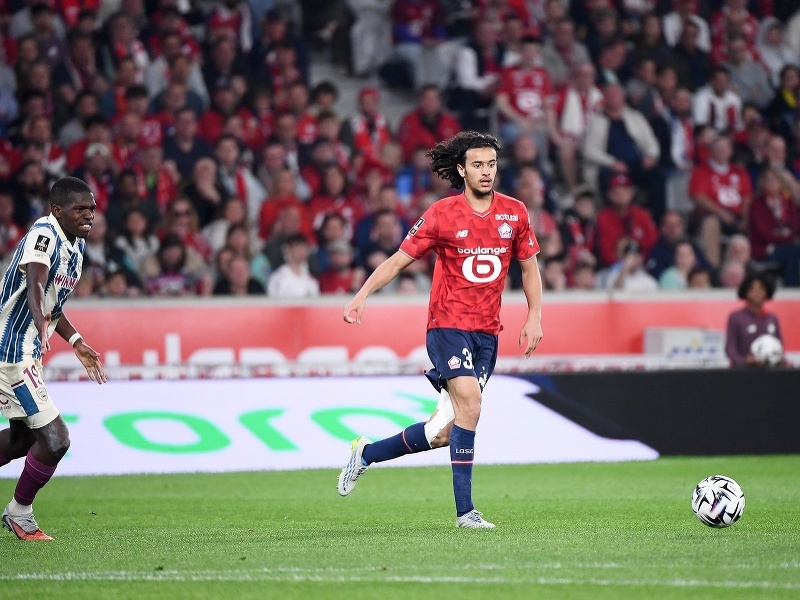 Na snímke Ayyoub Bouaddi v drese Lille počas zápasu