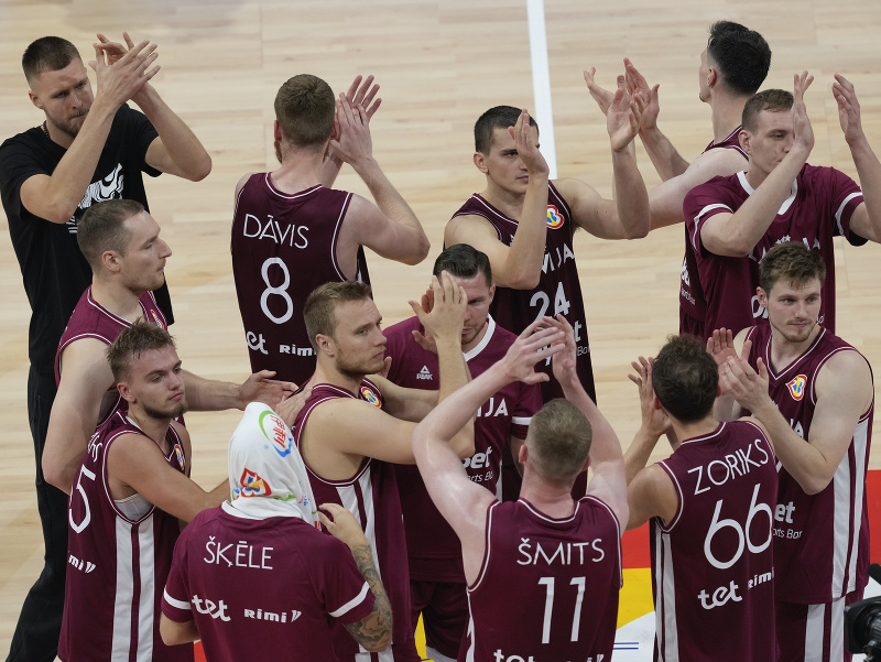 Lotyšskí basketbalisti ďakujú fanúšikom 