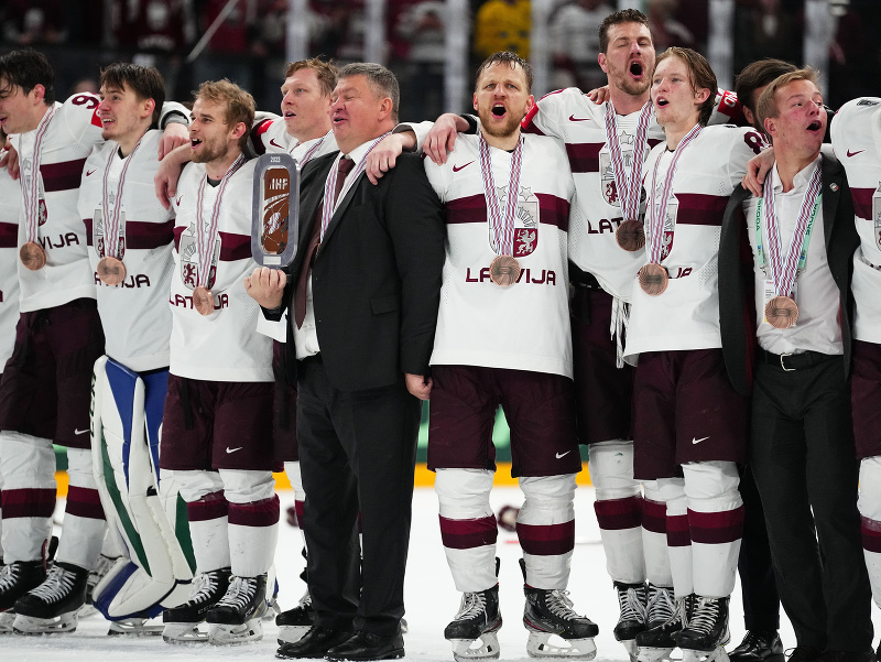 Na snímke hráči Lotyšska oslavujú bronzové medaily na 86. majstrovstvách sveta v ľadovom hokeji 