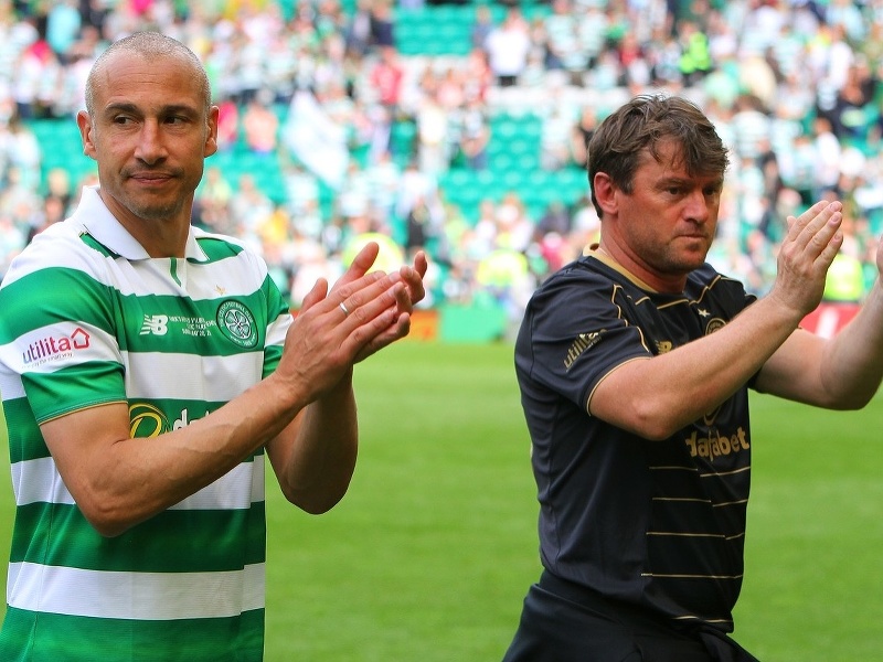 Henrik Larsson a Ľubomír Moravčík počas charitatívneho zápasu legiend Celticu
