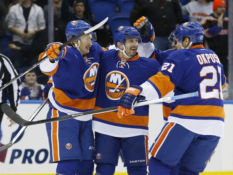 Mikhail Grabovski, Ľubomír Višňovský a Kyle Okposo (21)