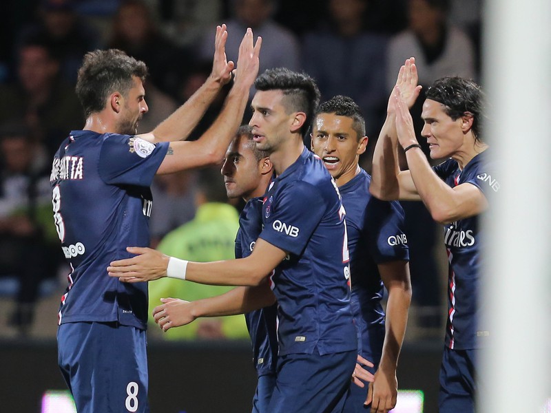 Edinson Cavani (vpravo) oslavuje so spoluhráčmi gól PSG