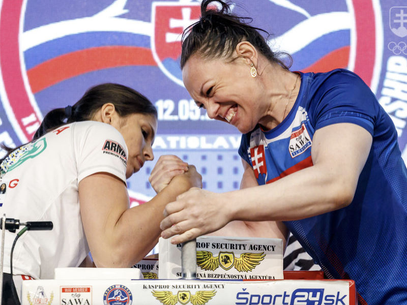 Slovenská reprezentantka v pretláčaní Lucia Debnárová (vpravo)