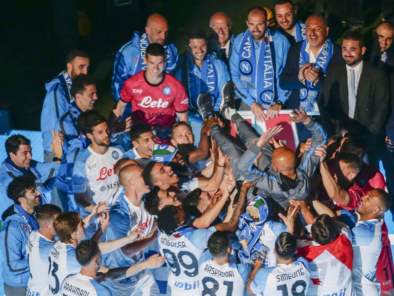 Futbalisti Neapolu a tréner Luciano Spalletti oslavujú majstrovský titul 