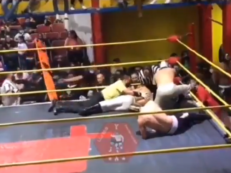 Mexický zápasník skolaboval priamo v ringu
