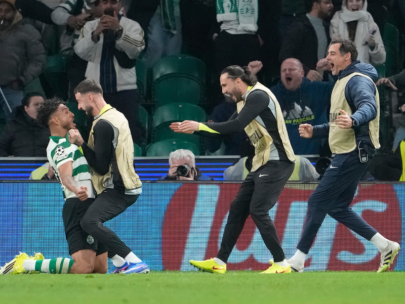 Futbalista Sportingu Luis Suárez (vľavo) sa teší z víťazného gólu na 2:1 v zápase 7. kola ligovej fázy Ligy majstrov 