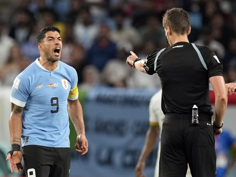 Luis Suárez kričí na rozhodcu