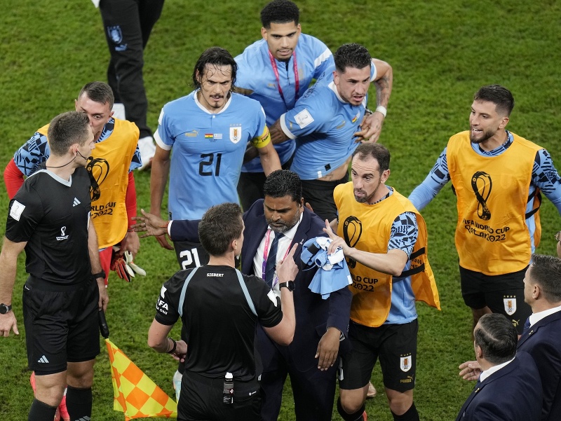 Hráči Uruguaja po zápase slovne útočili na rozhodcu Daniela Sieberta