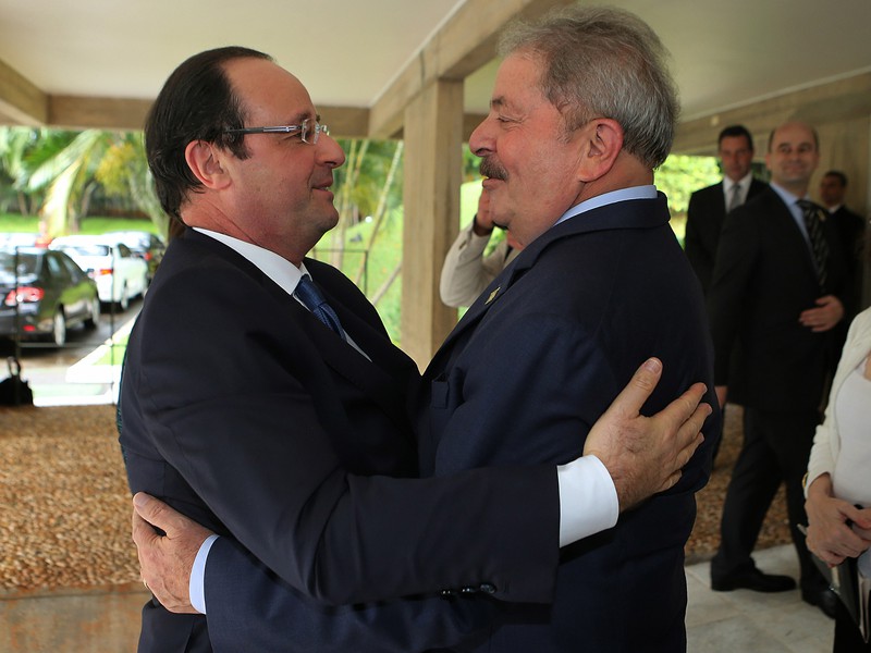 Luiz Inacio Lula da Silva (vpravo) sa víta s francúzskym prezidentom.