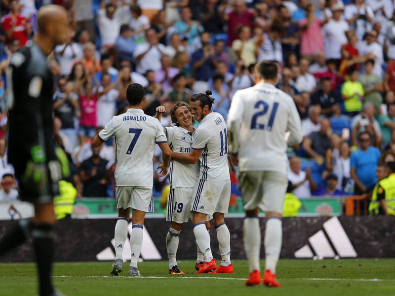 Luka Modrič so spoluhráčmi oslavuje gól Realu