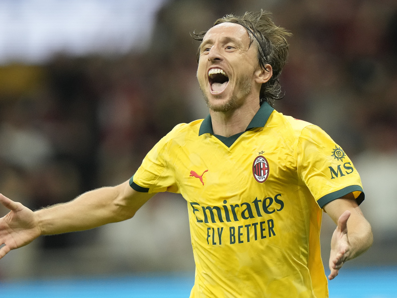 Chrovátsky futbalista Luka Modrič oslavuje svoj debutový gól v drese AC Miláno