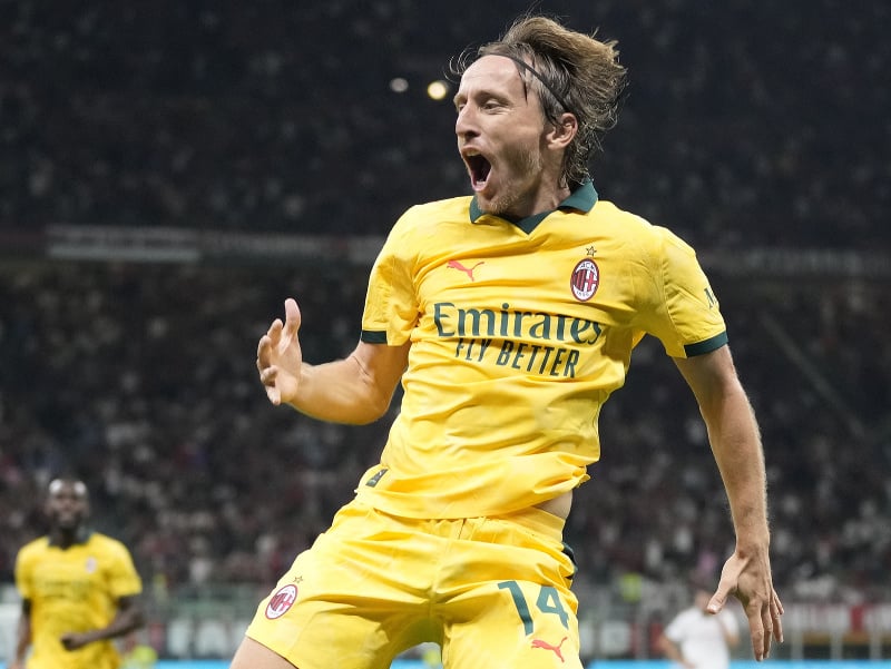 Chrovátsky futbalista Luka Modrič oslavuje svoj debutový gól v drese AC Miláno