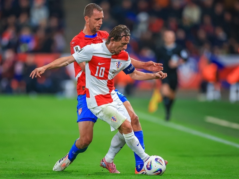 Tomáš Souček a Luka Modrič v súboji o loptu