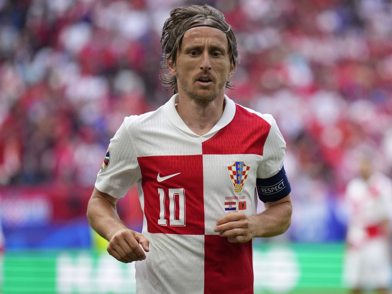 Chorvátsky hráč Luka Modrič uteká počas zápasu B-skupiny